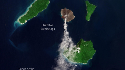 Una imagen satelital muestra una nueva erupción en el Anak Krakatoa.