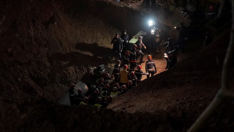 Los equipos de rescate llevan a una ambulancia al niño de 5 años, Rayan Awram, durante la operación de rescate cerca de Chefchaouen, al norte de Marruecos, 5 de febrero de 2022.