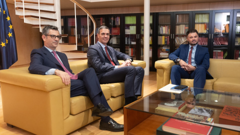 El ministro de la Presidencia, Félix Bolaños, y el presidente del Gobierno, Pedro Sánchez reciben al portavoz de ERC, Gabriel Rufián, durante su ronda de contactos, a 11 de octubre de 2023