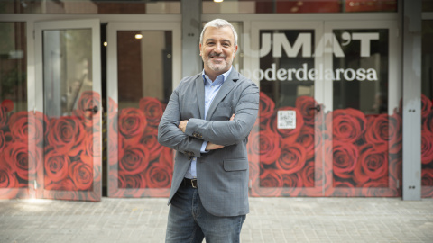 Jaume Collboni, davant la seu del PSC, és un dels principals aspirants a l'alcaldia de barcelona aquest diumenge.