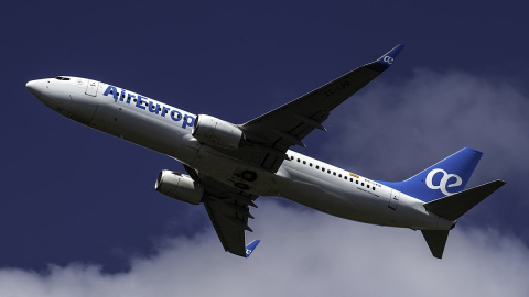 22/05/2023 - Un avión Boeing 737 de Air Europa en el aeropuerto de Santiago de Compostela.