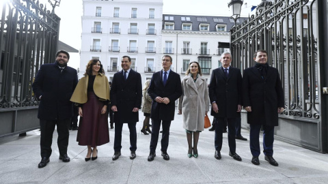 El presidente del Partido Popular, Alberto Núñez Feijóo; la secretaria general del PP, junto a los principales líderes del PP, a su llegada al acto de homenaje a la Constitución, en el Congreso de los Diputados, a 6 de diciembre de 2023.