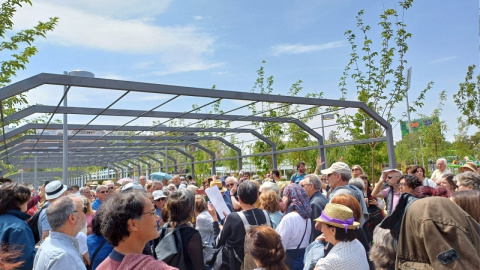 Vecinos de Chamberí disfrutan de un paseo de Jane en el recién inaugurado parque del distrito madrileño, a 21 de mayo de 2023.