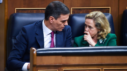 Pedro Sánchez y Nadia Calviño, durante la primera sesión del debate de investidura, en el Congreso de los Diputados, a 15 de noviembre de 2023, en Madrid.