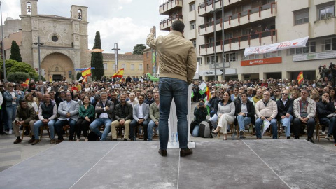 22/5/23 Abascal, en el mitin de Vox el sábado en Guadalajara, con Cabal sentada enfrente a su derecha.