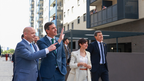 El presidente del Gobierno, Pedro Sánchez, visita la promoción de viviendas sociales Intercivitas II. A 8 de abril de 2024, en Dos Hermanas, Sevilla