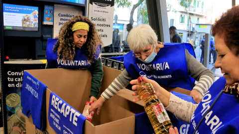 Voluntàries durant el Gran Recapte d'aliments.