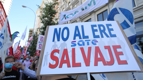 Concentración de trabajadores de Caixabank durante una de las jornadas de paros parciales convocadas para protestar por el ERE de la entidad, en junio de 2021, en Madrid. E.P./Cézaro De Luca