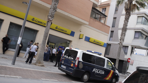 Un furgón policial frente a una oficina de correos, a 17 de mayo de 2023, en Melilla.