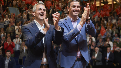 El secretario general del PSOE y presidente del Gobierno, Pedro Sánchez (d), y el candidato del PSOE a la Presidencia de Cantabria, Pablo Zuloaga (i), durante un acto electoral, en el Palacio de Festivales, a 22 de mayo de 2023, en Santander