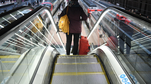 Una mujer coge un tren en la estación de Cercanías de Puerta de Atocha-Almudena Grandes, a 5 de diciembre de 2023, en Madrid.