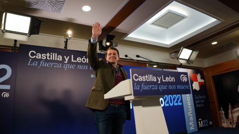 El presidente de Castilla y León, Alfonso Fernández Mañueco, en el primer mitin del PP de la campaña electoral para las elecciones de Castilla y León, en el Hotel Barco Recoletos Coco, a 28 de enero de 2022, en Salamanca, Castilla y León.