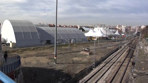 Espacio Ibercaja Delicias visto desde la pasarela que cruza las vías del tren.