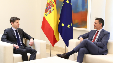 El presidente del Gobierno, Pedro Sánchez (d), mantiene un encuentro con el consejero delegado y cofundador de OpenAI, Sam Altman (i), en el Palacio de La Moncloa.