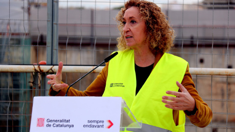 La consellera de Territori, Ester Capella, durant el parlament posterior a la visita al macropou de La Sagrera.