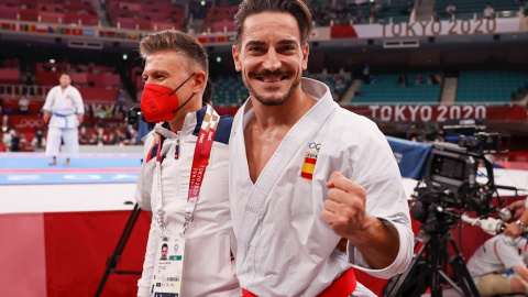 El español Damián Quintero (d) celebra tras conseguir la medalla de plata después de la final de kata masculino de karate por los Juegos Olímpicos 2020, este viernes en el estadio Nippon Budokan en Tokio (Japón)