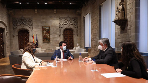 El president de la Generalitat, Pere Aragonès, acompanyat de la consellera de la Presidència, Laura Vilagrà, s’ha reunit amb el grup parlamentari de Junts per Catalunya, en el marc de la ronda de contactes amb partits polítics i entitats independent