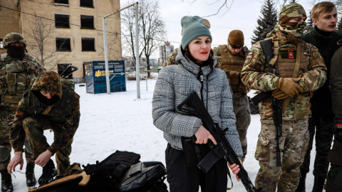 Una mujer en un centro de instrucción paramilitar en Dnipro.