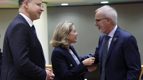 El vicepresidente ejecutivo de la Comisión Europea, Valdis Dombrovskis, ministra de Economía, Nadia Calviño, y Werner Hoyer, presidente del Banco Europeo de Inversiones (BEI), al inicio del Consejo Europeo de Ministros de Finanzas en Bruselas, Bélgica