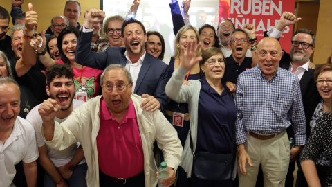 Rubén Viñuales i militants del PSC celebrant la victòria a la seu dels socialistes a Tarragona