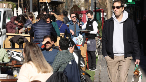 Las llamadas "terrazas covid", nuevas o ampliadas, avaladas por muchos ayuntamientos para salvar a bares y restaurantes del cierre al que les abocaban las restricciones anticovid, se mantienen todavía, aunque con condiciones, en ciudades de más de media