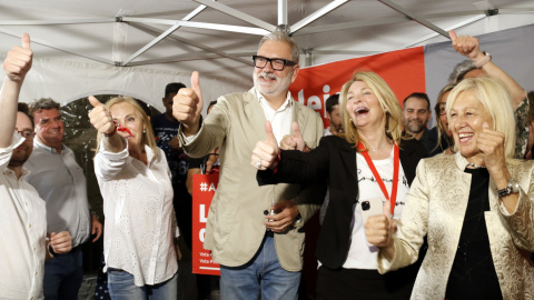 Fèlix Larrosa celebra amb companys del partit el triomf del PSC a la ciutat de Lleida