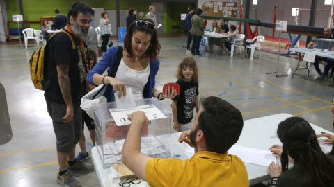 Una família que ha anat a votar al col·legi Fedac de Lleida