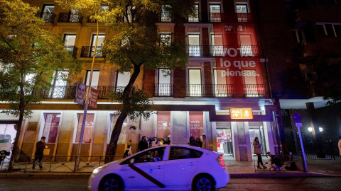 Fachada de la sede del PSOE durante el seguimiento de la jornada electoral, a 28 de mayo de 2023, en Madrid