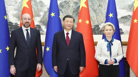 El presidente chino, Xi Jinping (centro), posa para una fotografía con el presidente del Consejo Europeo, Charles Michel (i), y la presidenta de la Comisión Europea, Ursula von der Leyen (d), durante su reunión al margen de la 24ª Cumbre China-UE, en 