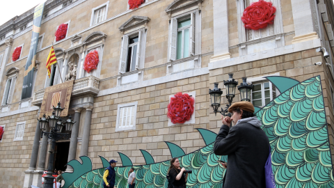 19-4-2023 El Palau de la Generalitat decorat amb motiu de la diada de Sant Jordi