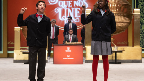 Dos niños de la residencia de San Ildefonso cantan un cuarto premio del Sorteo Extraordinario de la Lotería de Navidad, a 22 de diciembre de 2022, en Madrid.