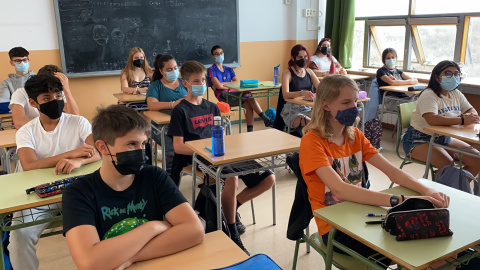 Un grup classe de secundària de l'Institut Escola d'Oliana (Alt Urgell) el primer dia de curs escolar.