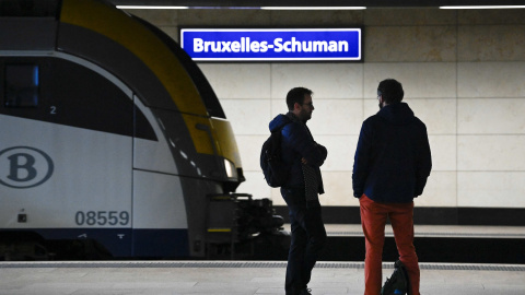 Varios viajeros esperan un tren de la SNCB en la estación de tren de Bruselas-Schuman, a 8 de noviembre de 2022