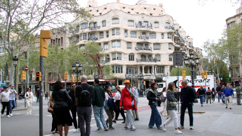 Turistes passejant pel passeig de Gràcia de Barcelona a l’altura de La Pedrera