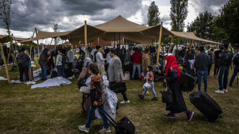 Familias y grupos de migrantes junto a un centro de solicitudes de asilo en Ter Apel, al norte de Países Bajos, a 14 de julio de 2022.