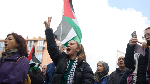 Varias personas asisten una concentración y acto cultural en apoyo al pueblo palestino en Madrid, a 30 de marzo de 2024.