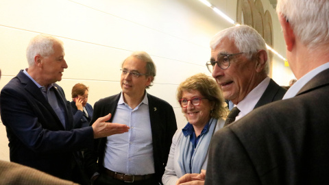 El president de l'Associació Metges - Salut pel Català, Lluís Mont (a l'esquerra a la imatge) amb el conseller de Salut, Manel Balcells, en la presentació de la iniciativa a la Facultat de Medicina de la Universitat de Barcelona