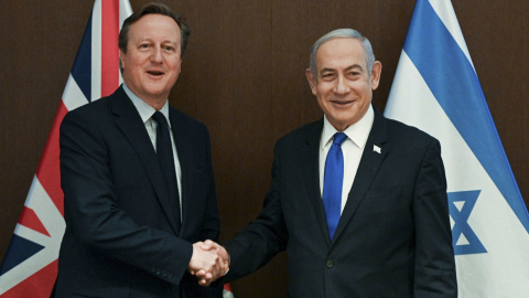 El primer ministro israelí, Benjamín Netanyahu, con el ministro de Asuntos Exteriores británico, David Cameron, este miércoles en Jerusalén.