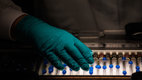 Foto de archivo de un trabajador de una farmacéutica en un laboratorio, a 10 de octubre de 2023.