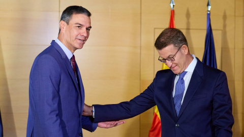 Pedro Sánchez y Alberto Núñez Feijóo se saludan en el Congreso de los Diputados, a 30 de agosto de 2023, en Madrid.