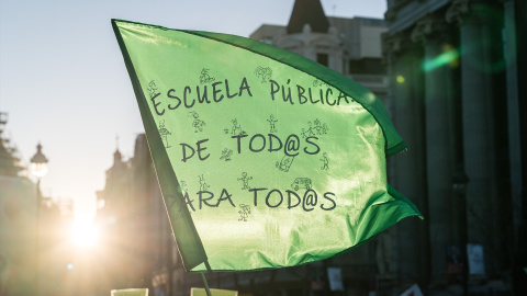 Varias personas marchan hacia la Consejería de Educación en una manifestación por la educación pública, a 25 de marzo de 2023, en Madrid (España).