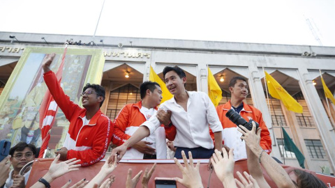 15/5/23 El líder de Move Forward y candidato a primer ministro, Pita Limjaroenrat, saluda a sus seguidores este lunes en Bangkok, la capital de Tailandia.