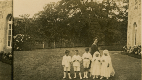 Niños de Primera Comunión en los Jardines de Meirás. 1910-1925.