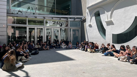 16/05/2023- Concentració d'aquest dimarts d'alumnes de la Facultat de Comunicació de la Blanquerna en suport a les víctimes del professor denunciat per assetjament.