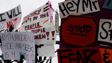 Carteles de los protestantes contra el Gobierno de Trudeau, a 08/02/21. (Ottawa, Canadá)