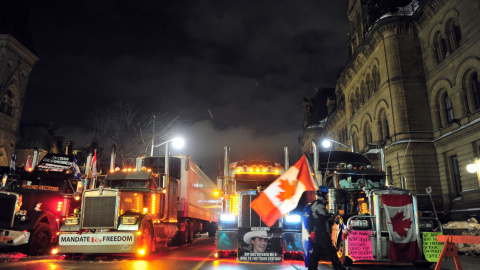 Varios camiones bloquean una calle de Ottawa en protesta por las vacunas y el Gobierno de Trudeau.