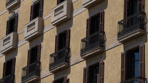 Fachada de un edificio, a 25 de abril de 2023, en Barcelona.