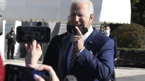 9/2/22-El presidente de EEUU, Joe Biden, habla con los medios de comunicación antes de partir hacia Atlanta (11/01/2022).