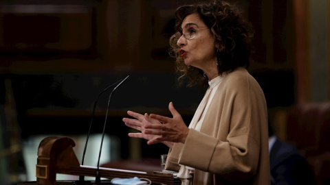 La ministra de Hacienda, María Jesús Montero, interviene durante el pleno celebrado, este jueves, en el Congreso de los Diputados en Madrid.