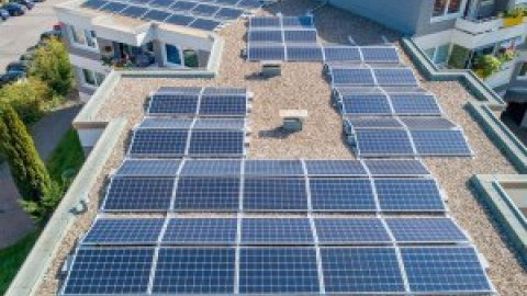 ¿Cuántos vecinos deben estar de acuerdo para instalar placas solares en la comunidad?